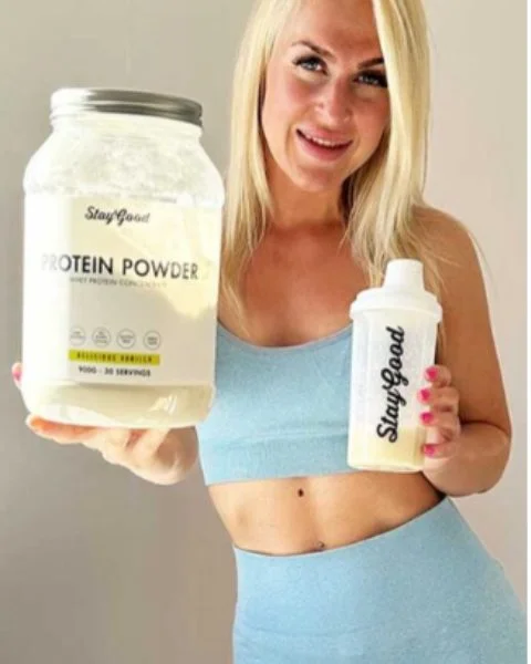Kund med proteinpulver och shaker